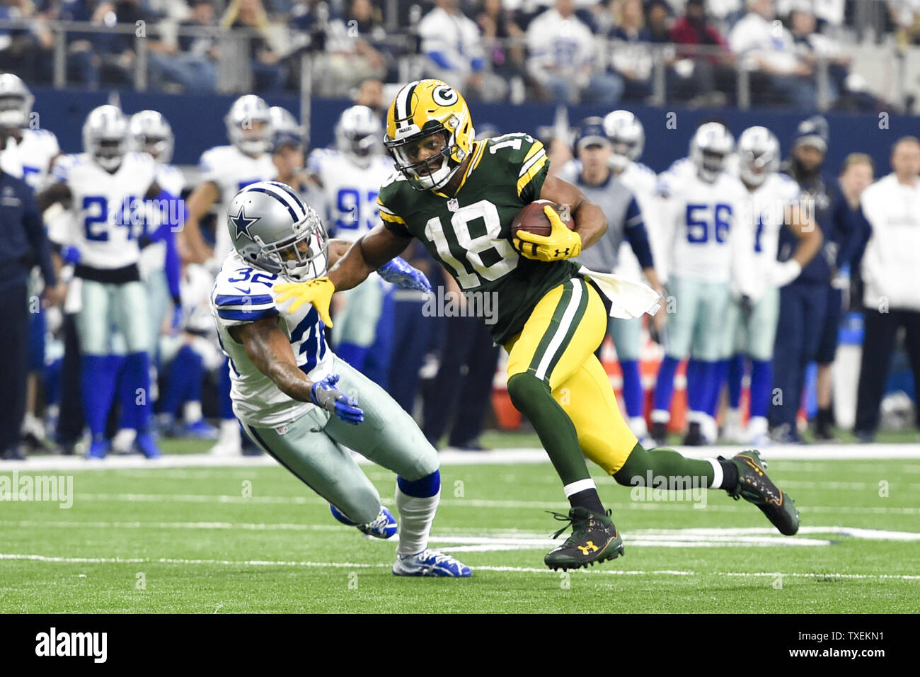 Green Bay Packers wide receiver Randall Cobb (18) corre passato Dallas Cowboys cornerback Orlando Scandrick (32) durante il NFC divisional playoff gioco di AT&T Stadium di Arlington, Texas, il 15 gennaio 2017. Foto di Shane Roper/UPI Foto Stock