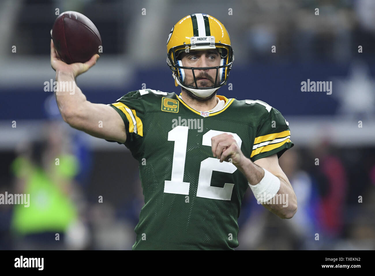 Green Bay Packers quarterback Aaron Rodgers (12) lancia la palla contro Dallas Cowboys nella NFC divisional playoff gioco di AT&T Stadium di Arlington, Texas, il 15 gennaio 2017. Foto di Shane Roper/UPI Foto Stock