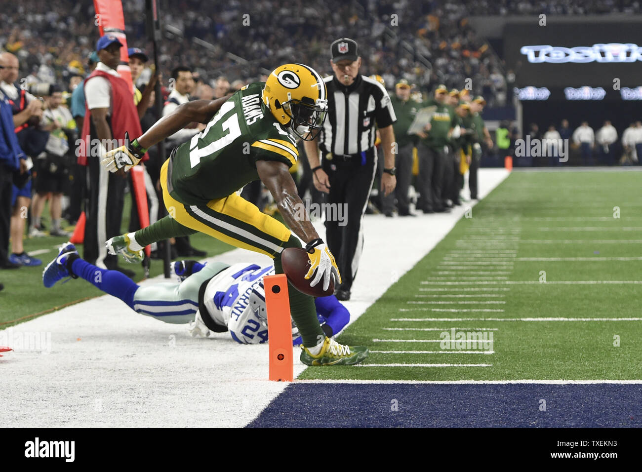 Green Bay Packers wide receiver Davante Adams (17) viene arrestato a corto di traguardo da Dallas Cowboys cornerback Morris Claiborne (24) nell'NFC divisional playoff gioco di AT&T Stadium di Arlington, Texas, il 15 gennaio 2017. Foto di Shane Roper/UPI Foto Stock