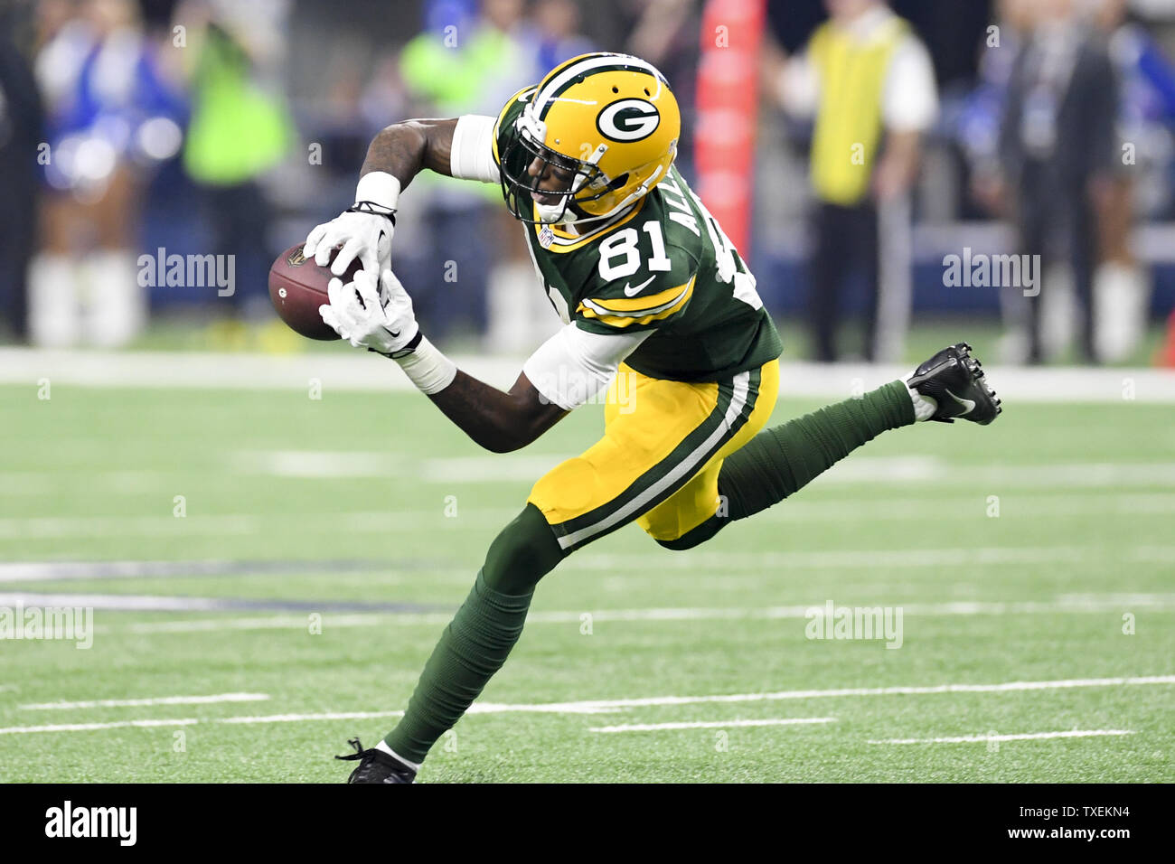 Green Bay Packers wide receiver Geronimo Allison (81) Si ritiene che le catture di un pass contro Dallas Cowboys nella NFC divisional playoff gioco di AT&T Stadium di Arlington, Texas, il 15 gennaio 2017. Foto di Shane Roper/UPI Foto Stock