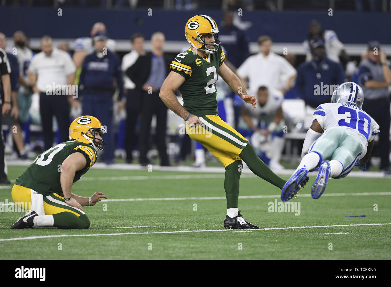 Green Bay Packers kicker Mason Crosby si collega su un 51-cantiere field goal con nessun tempo a sinistra per battere il Dallas Cowboys 34-31nell'NFC divisional playoff gioco di AT&T Stadium di Arlington, Texas, il 15 gennaio 2017. I packers dovranno affrontare i falchi nel campionato NFC. Foto di Shane Roper/UPI Foto Stock