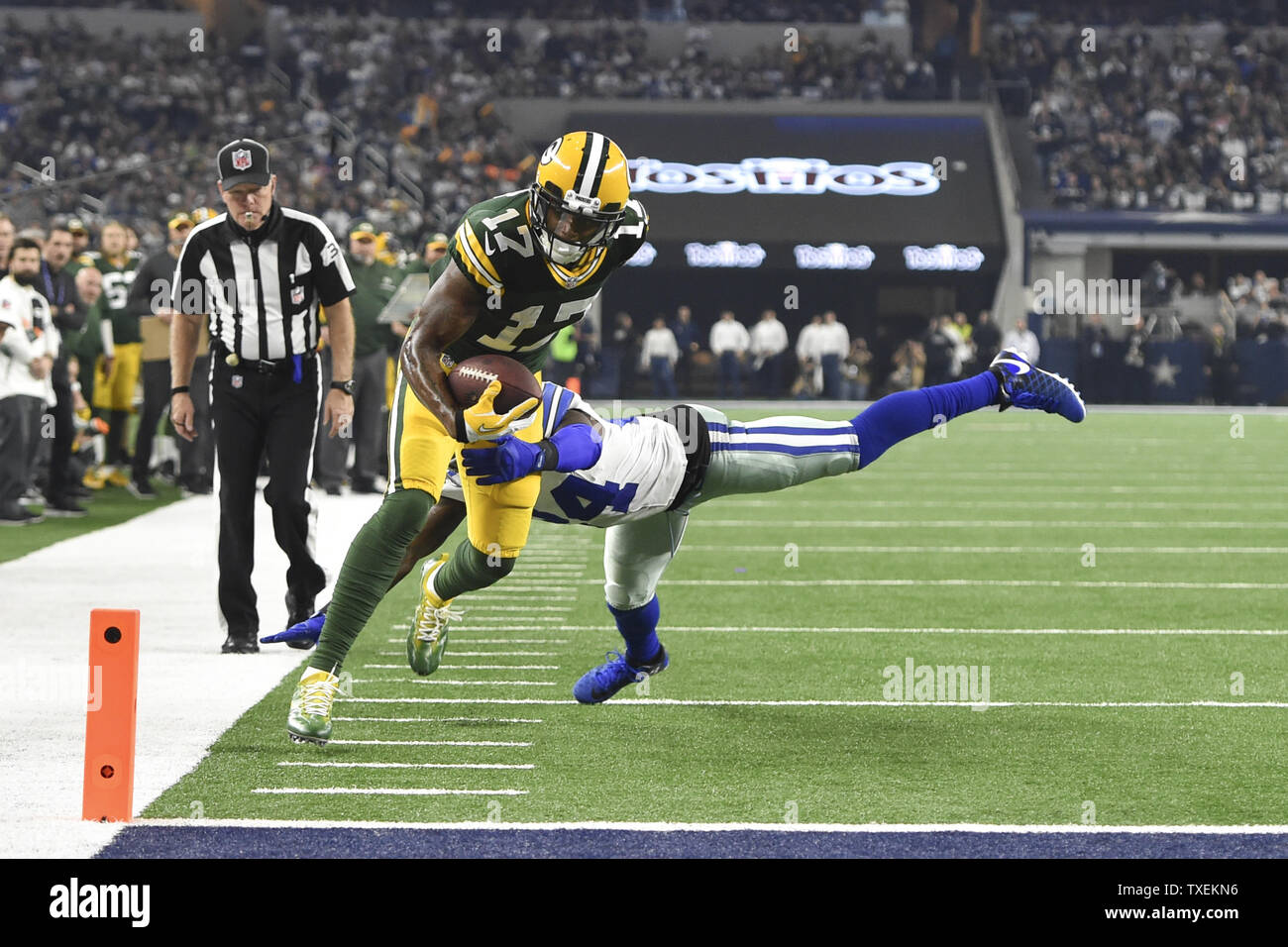 Green Bay Packers wide receiver Davante Adams (17) viene arrestato a corto di traguardo da Dallas Cowboys cornerback Morris Claiborne (24) nell'NFC divisional playoff gioco di AT&T Stadium di Arlington, Texas, il 15 gennaio 2017. Foto di Shane Roper/UPI Foto Stock