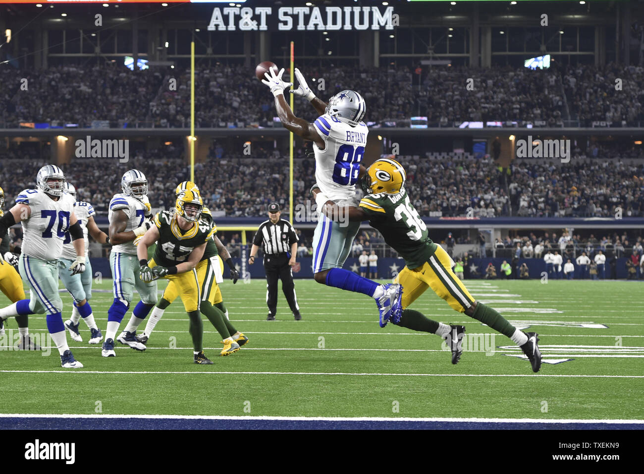 Dallas Cowboys wide receiver Dez Bryant (88) Si ritiene che le catture di un touchdown contro i Green Bay Packers nella NFC divisional playoff gioco di AT&T Stadium di Arlington, Texas, il 15 gennaio 2017. Foto di Shane Roper/UPI Foto Stock