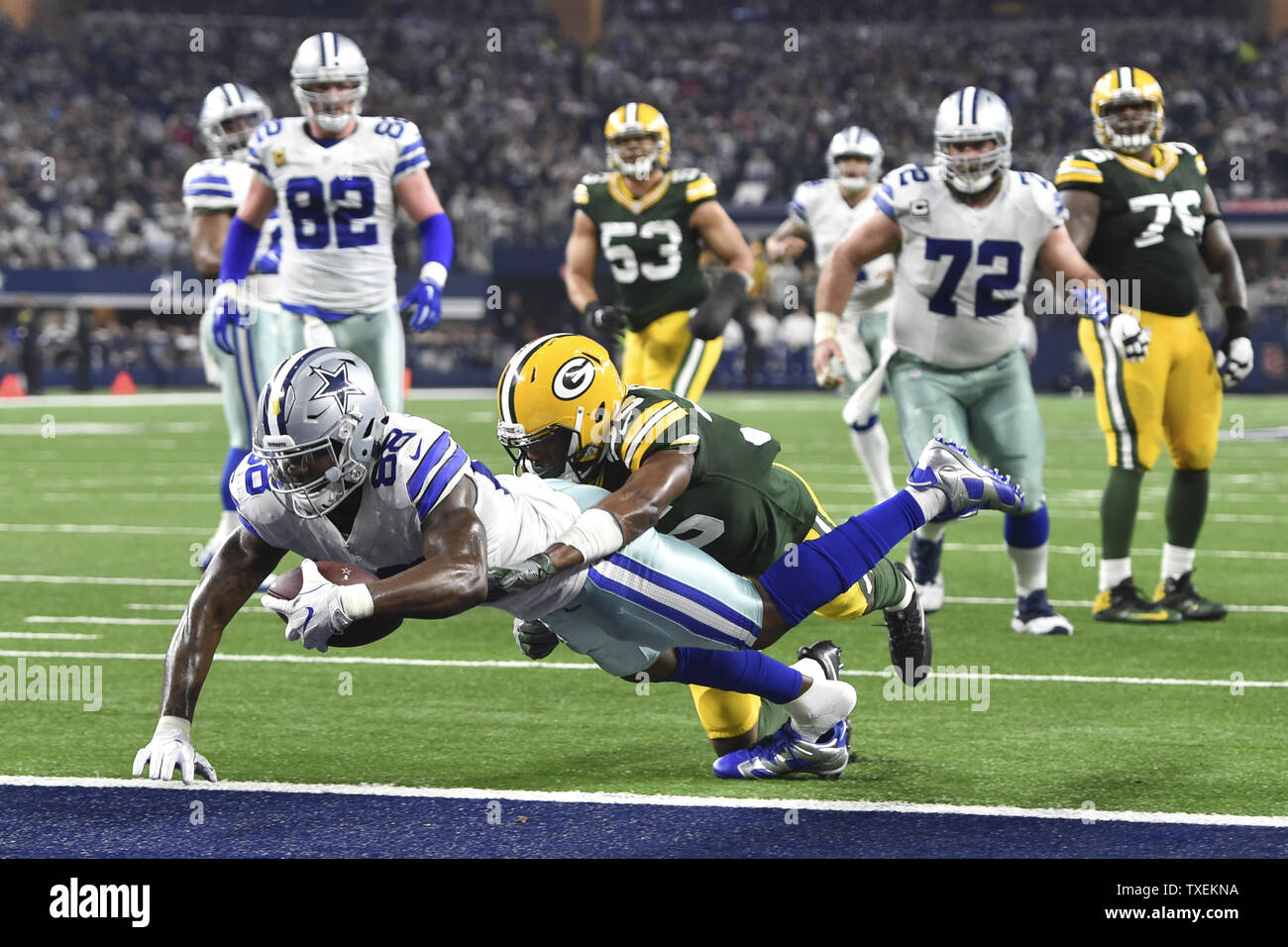 Dallas Cowboys wide receiver Dez Bryant (88) immersioni nella zona di estremità e punteggi un touchdown contro i Green Bay Packers nella NFC divisional playoff gioco di AT&T Stadium di Arlington, Texas, il 15 gennaio 2017. Foto di Shane Roper/UPI Foto Stock