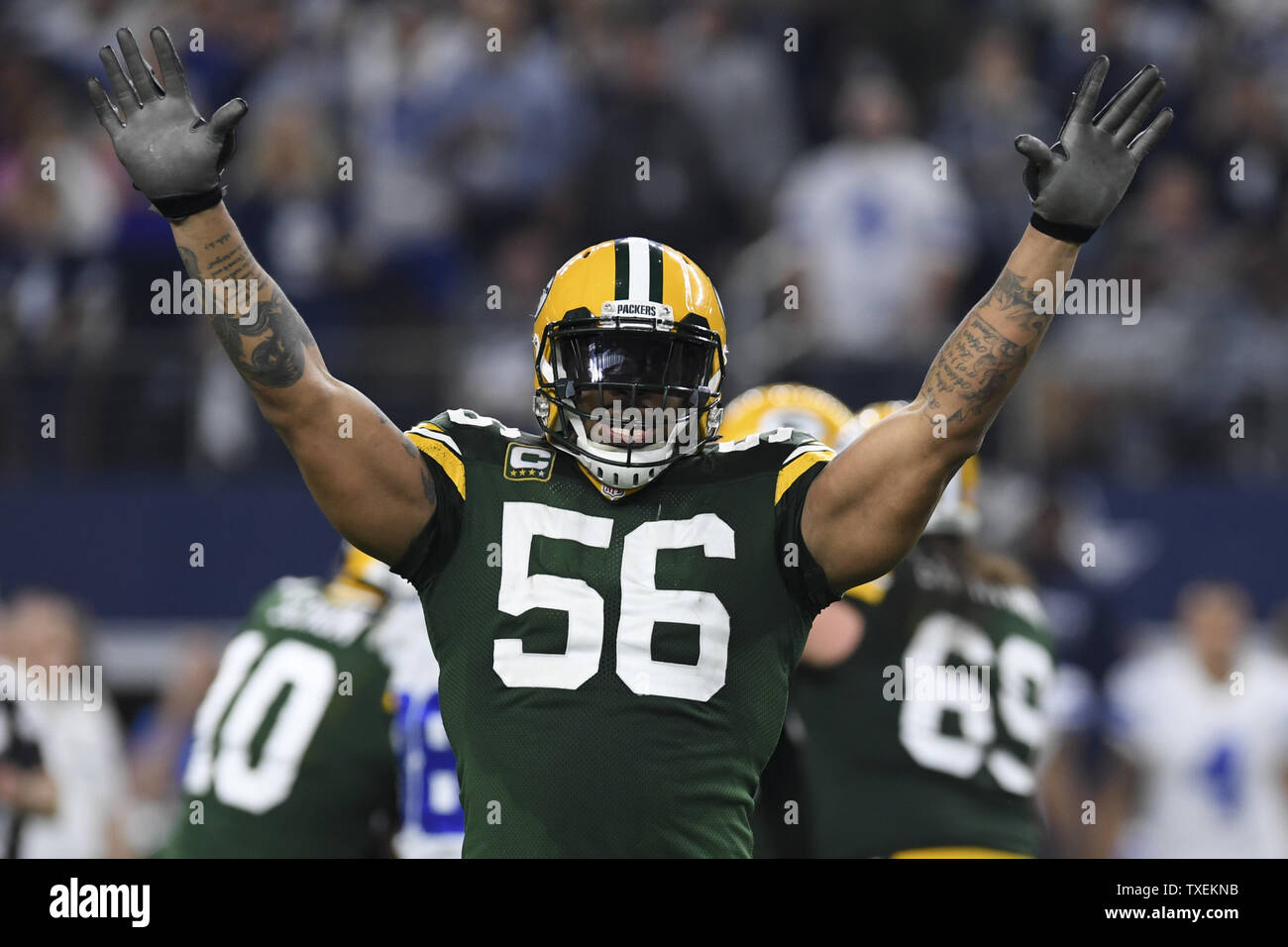 Green Bay Packers fuori linebacker Julius peperoni (56) reagisce dopo il Green Bay Packers kicker Mason Crosby (2) a calci il gioco vincere field goal contro Dallas Cowboys nella NFC divisional playoff gioco di AT&T Stadium di Arlington, Texas, il 15 gennaio 2017. Foto di Shane Roper/UPI Foto Stock