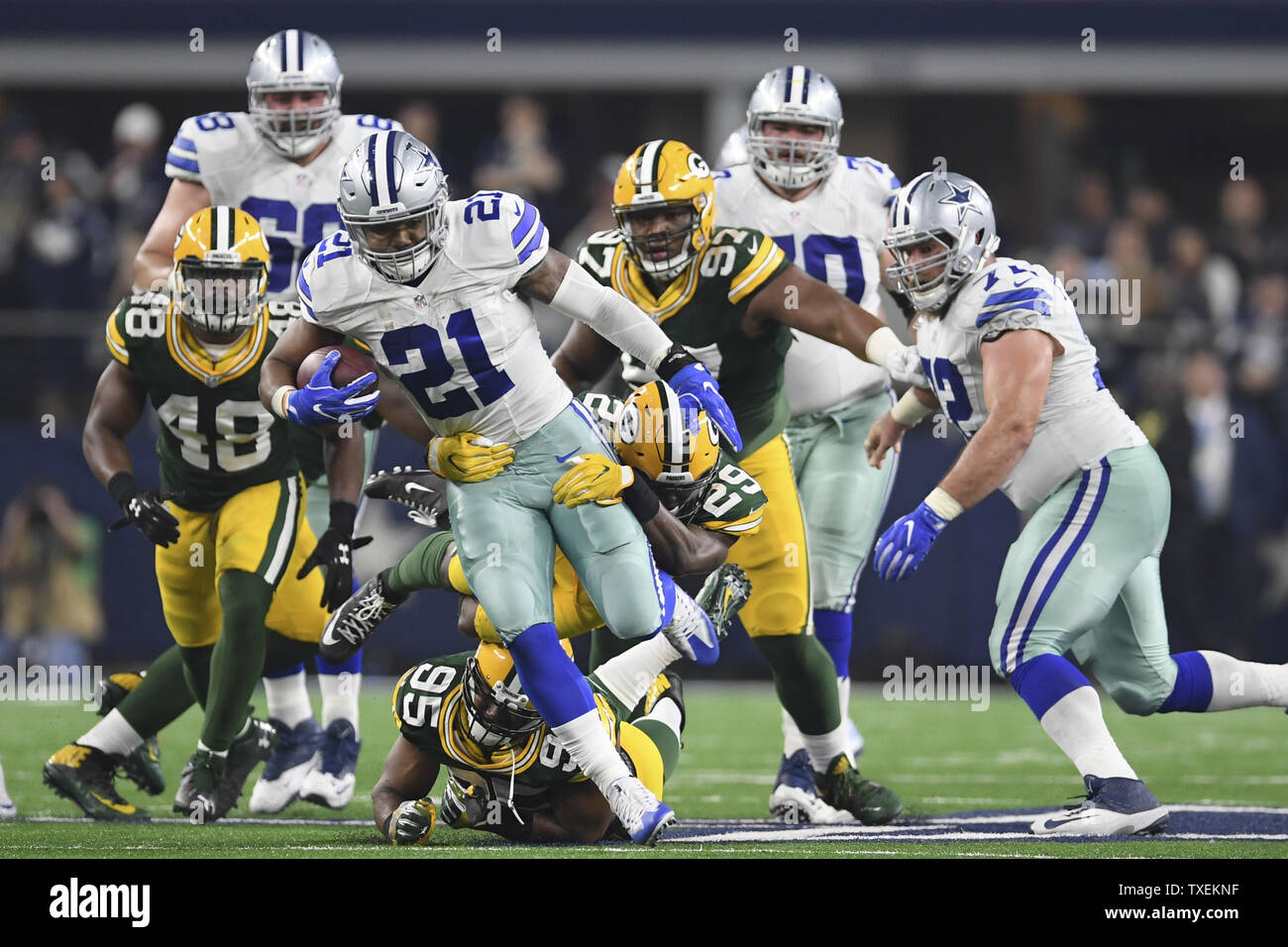 Dallas Cowboys running back Ezechiele Elliott (21) corre per un primo verso il basso contro il Green Bay Packers nella NFC divisional playoff gioco di AT&T Stadium di Arlington, Texas, il 15 gennaio 2017. Foto di Shane Roper/UPI Foto Stock