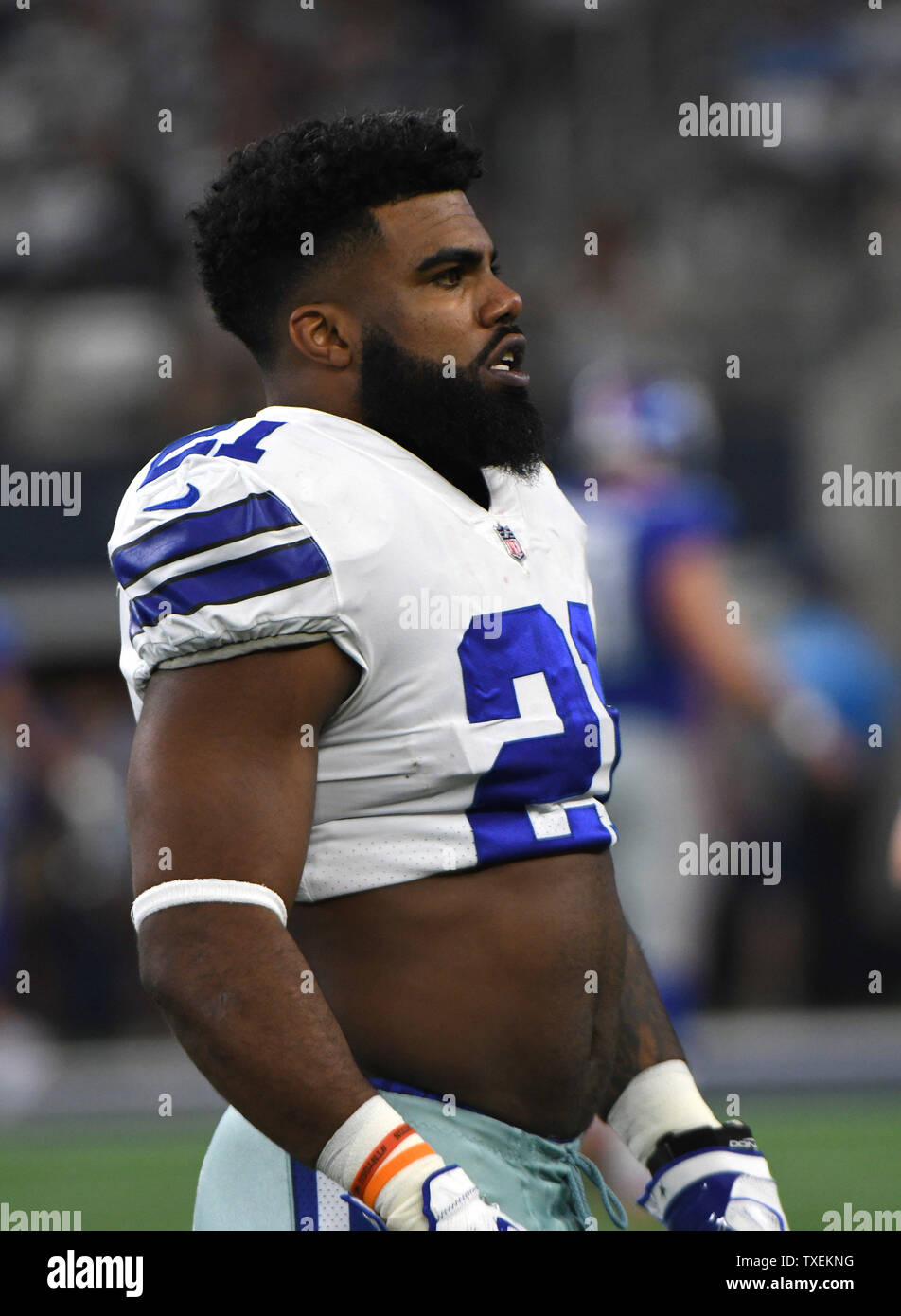 Dallas Cowboys running back Ezechiele Elliot si riscalda prima di fronte al New York Giants di AT&T Stadium di Arlington, TX il 10 settembre 2017. Elliott è stato sospeso per sei giochi di NFL seguendo il suo presunto coinvolgimento nella violenza domestica incidente con un ex-girlfriend e la sospensione è stata accolta su appello ma lui era stato concesso un trattenimento temporaneo ordine da parte di un tribunale del Texas e gioco per tutta la durata del processo. Foto di Ian Halperin/UPI Foto Stock