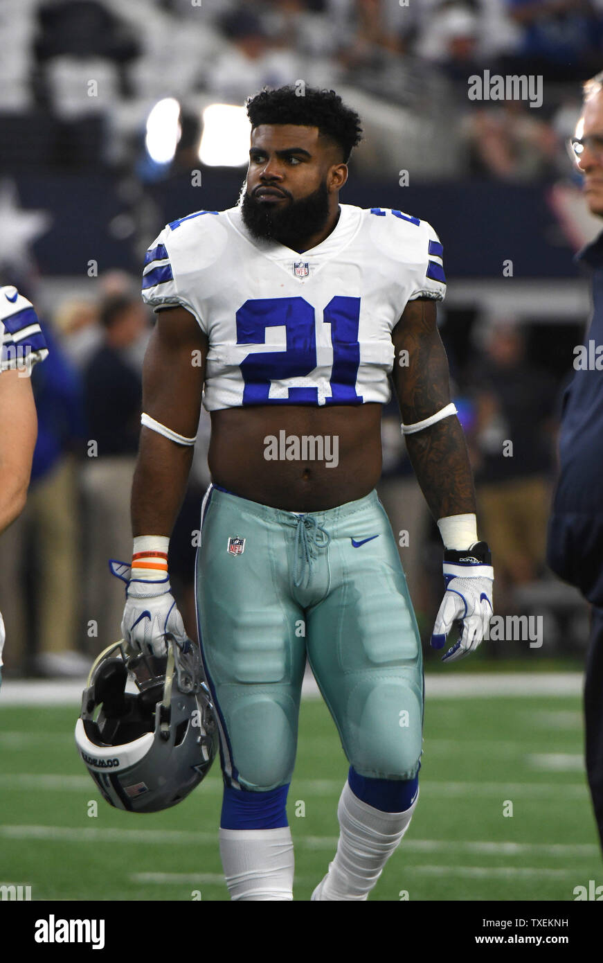 Dallas Cowboys running back Ezechiele Elliot si riscalda prima di fronte al New York Giants di AT&T Stadium di Arlington, TX il 10 settembre 2017. Elliott è stato sospeso per sei giochi di NFL seguendo il suo presunto coinvolgimento nella violenza domestica incidente con un ex-girlfriend e la sospensione è stata accolta su appello ma lui era stato concesso un trattenimento temporaneo ordine da parte di un tribunale del Texas e gioco per tutta la durata del processo. Foto di Ian Halperin/UPI Foto Stock