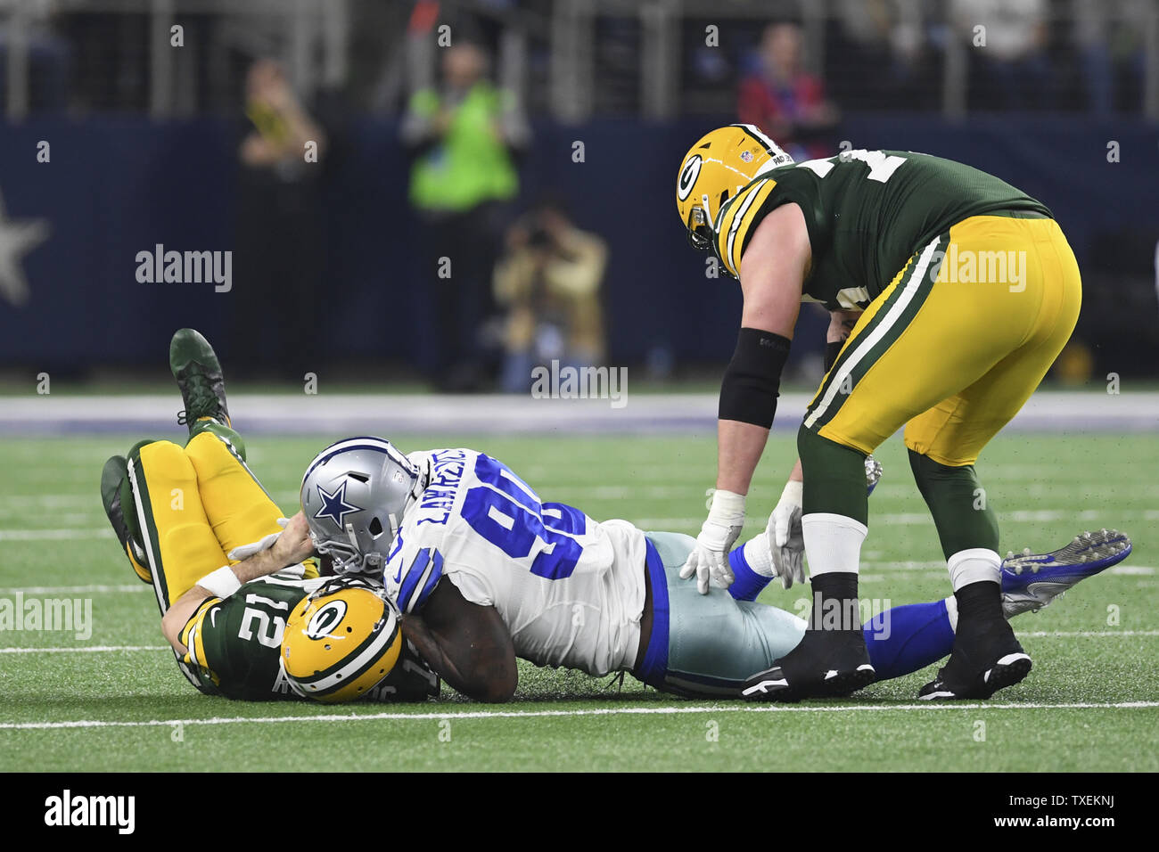 Dallas Cowboys difensivo fine Demarcus Lawrence (90) Sacchi Green Bay Packers quarterback Aaron Rodgers (12) nell'NFC divisional playoff gioco di AT&T Stadium di Arlington, Texas, il 15 gennaio 2017. Foto di Shane Roper/UPI Foto Stock