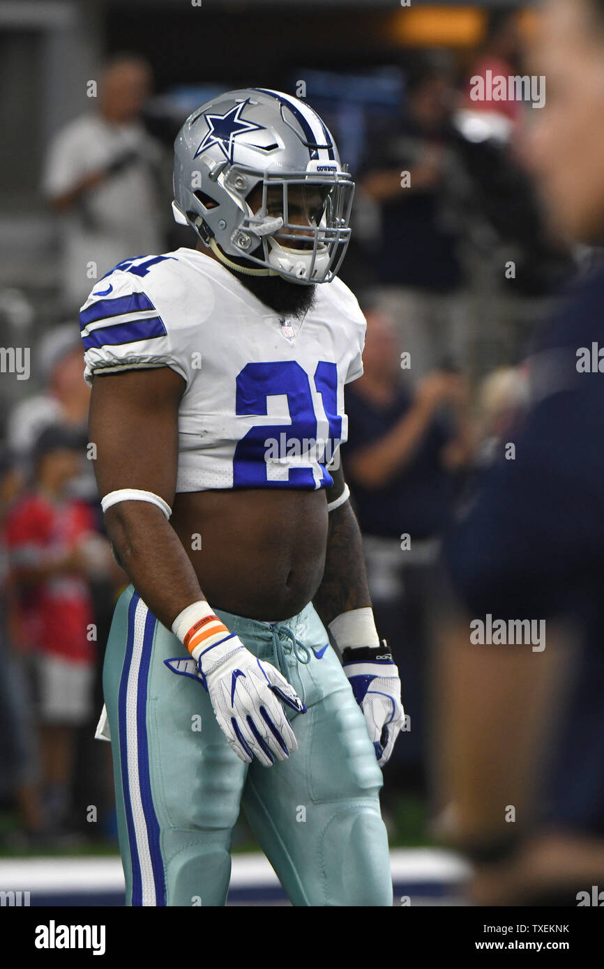 Dallas Cowboys running back Ezechiele Elliot si riscalda prima di fronte al New York Giants di AT&T Stadium di Arlington, TX il 10 settembre 2017. Elliott è stato sospeso per sei giochi di NFL seguendo il suo presunto coinvolgimento nella violenza domestica incidente con un ex-girlfriend e la sospensione è stata accolta su appello ma lui era stato concesso un trattenimento temporaneo ordine da parte di un tribunale del Texas e gioco per tutta la durata del processo. Foto di Ian Halperin/UPI Foto Stock