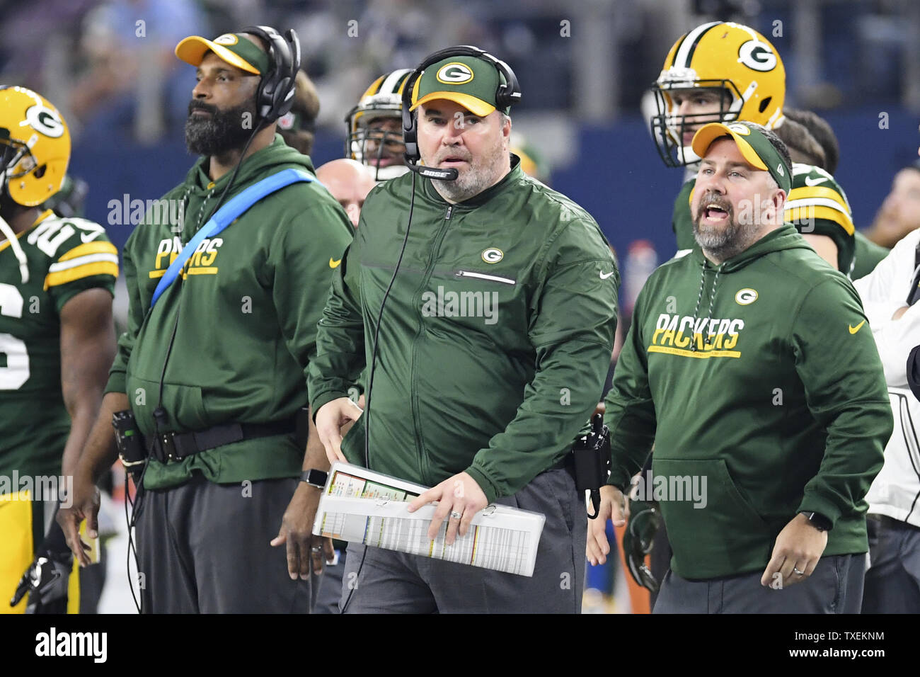 Green Bay Packers allenatore Mike McCarthy pensa a lanciare una sfida tricolore dopo la revisione di un giocare contro Dallas Cowboys nella NFC divisional playoff gioco di AT&T Stadium di Arlington, Texas, il 15 gennaio 2017. Foto di Shane Roper/UPI Foto Stock