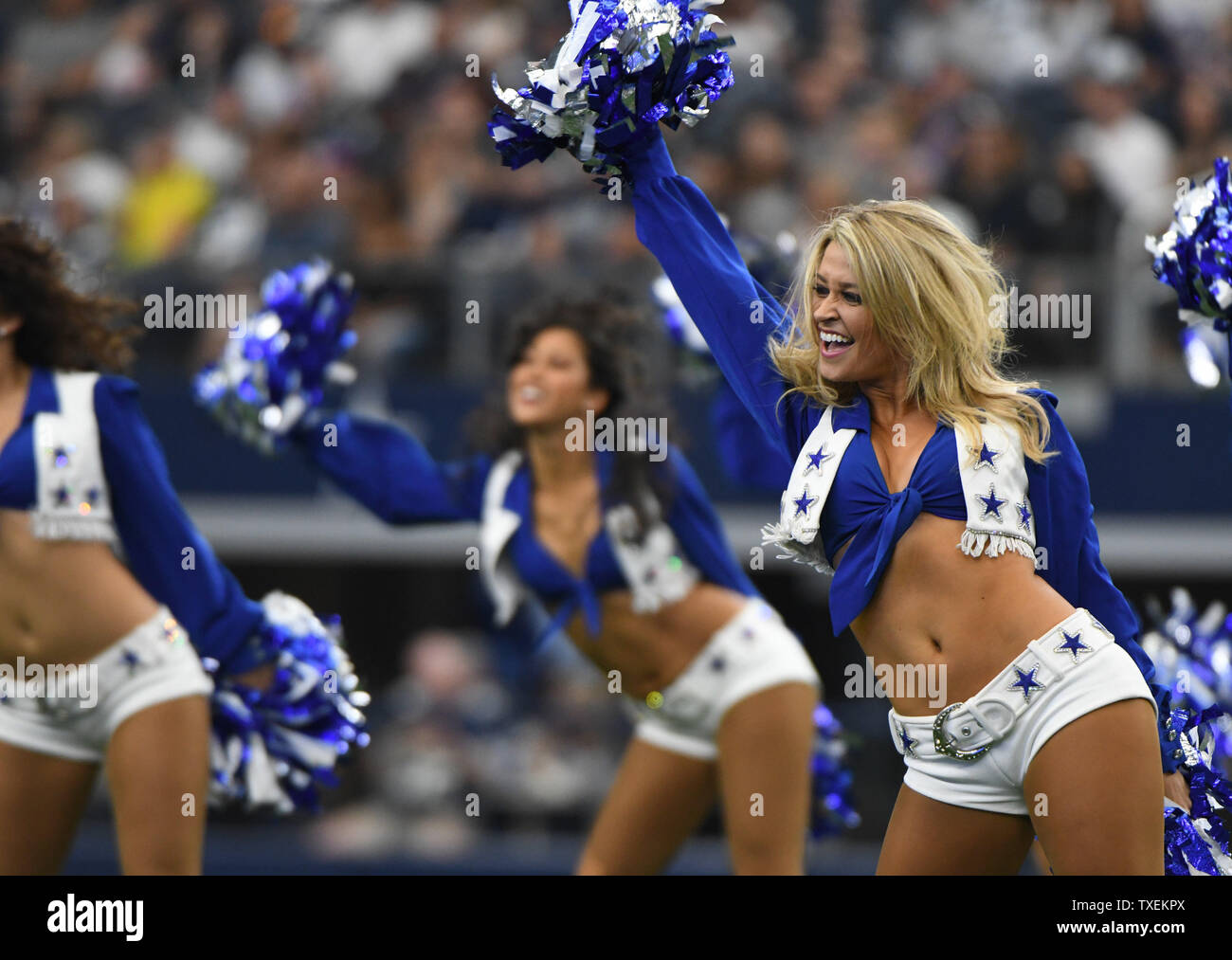 Dallas Cowboys Cheerleaders eseguire prima il Los Angeles Rams gioco di AT&T Stadium di Arlington, TX il 1 ottobre 2017. Foto di Ian Halperin/UPI Foto Stock