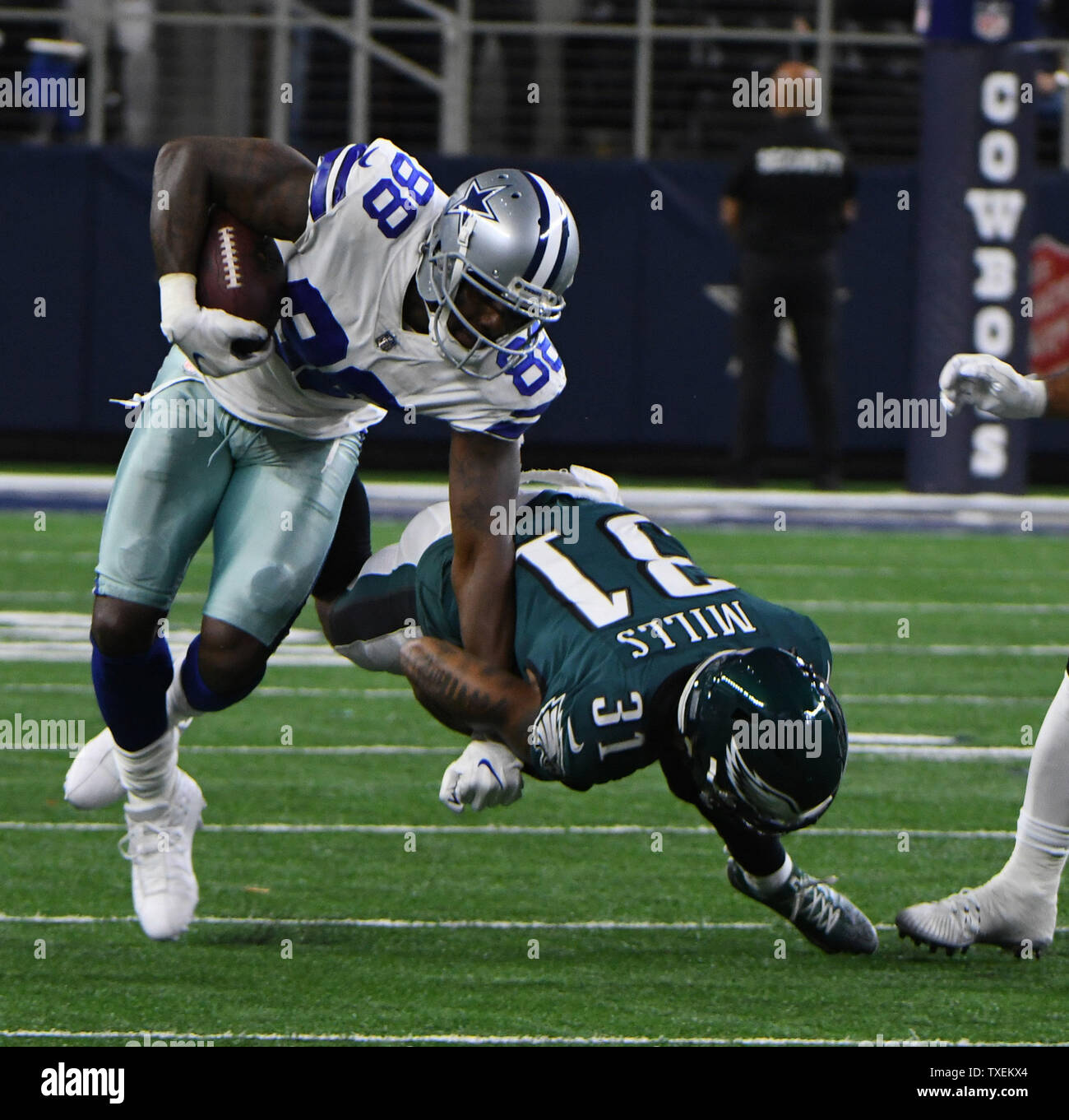 Dallas Cowboys Dez Byant viene trascinata verso il basso dal Philadelphia Eagles Jalen Millis dopo un breve gian durante la prima metà di AT&T Stadium di Arlington, Texas, il 19 novembre 2017. Foto di Ian Halperin/UPI Foto Stock