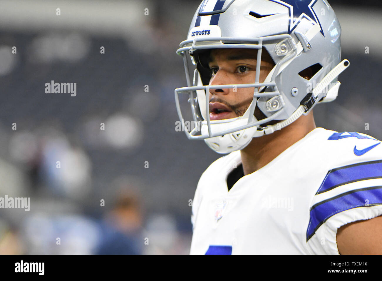 Dallas Cowboys quarterback Dak Prescott si riscalda prima di Dallas Cowboys e Detroit Lions gioco di AT&T Stadium di Arlington, Texas, il 30 settembre 2018. Foto di Ian Halperin/UPI Foto Stock