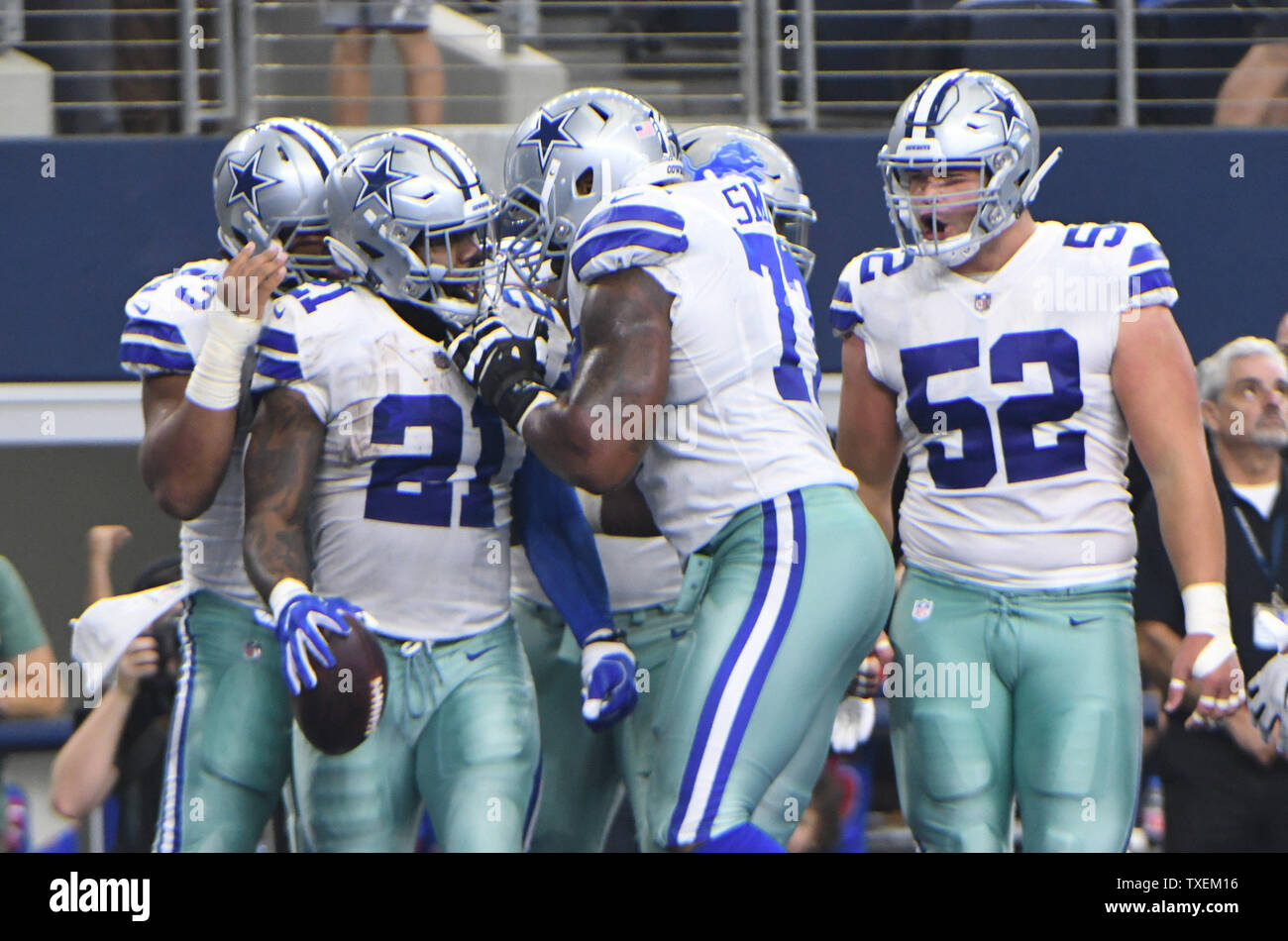 Dallas Cowboys Ezechiele Elliott celebra il suo 38-cantiere touchdown cattura nel secondo trimestre contro la Detroit Lions di AT&T Stadium di Arlington, Texas, il 30 settembre 2018. Foto di Ian Halperin/UPI Foto Stock