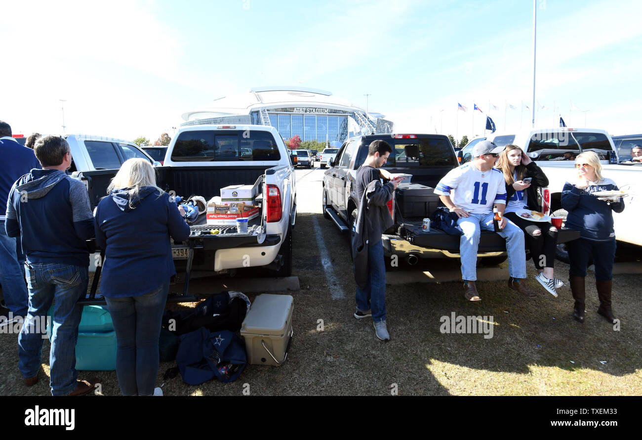 Tifosi trascorrono il loro ringraziamento tailgating prima di Dallas Cowboys e Washington Redskins game AT&T Stadium di Arlington, Texas, il 22 novembre 2018. Foto di Ian Halperin Foto Stock