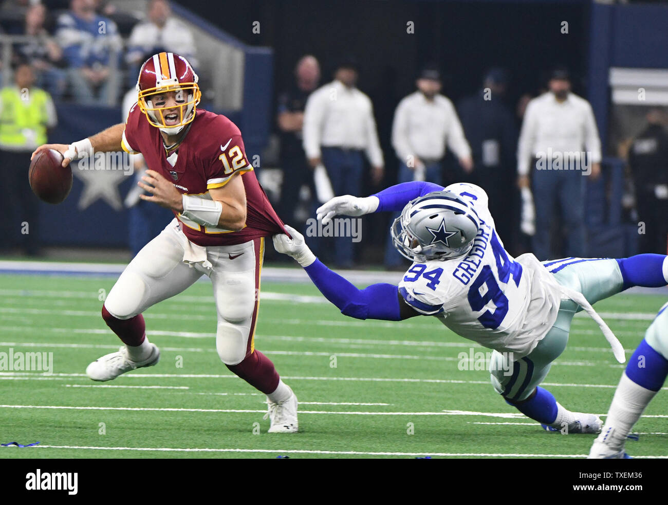 Washington Redskins Colt McCoy codifica lontano da Dallas Cowboys Randy Gregorio durante il loro gioco di NFL AT&T Stadium di Arlington, Texas, il 22 novembre 2018. Foto di Ian Halperin/UPI Foto Stock