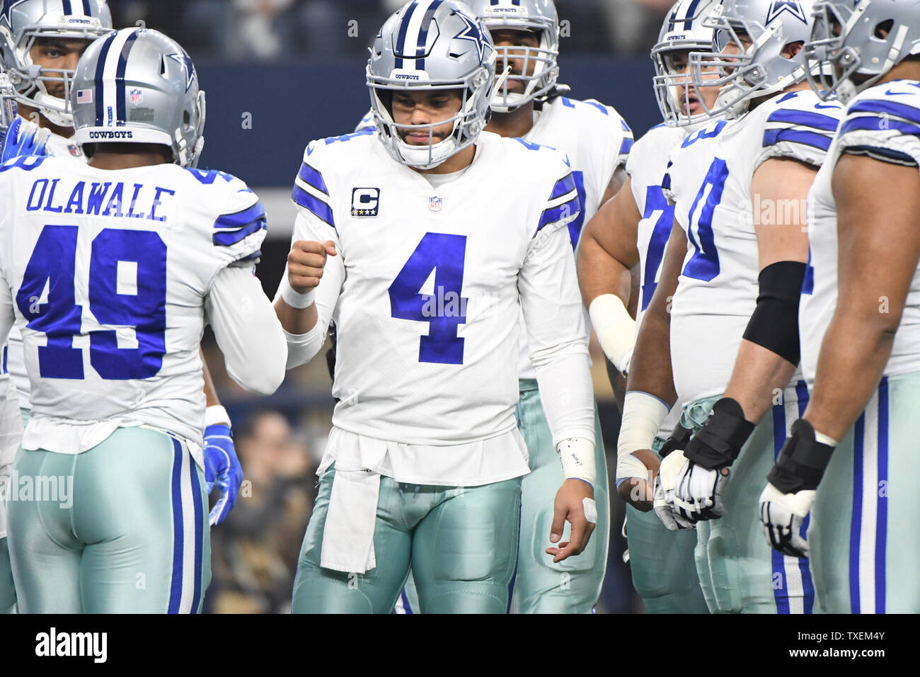 Dallas Cowboys quaterback Dak Prescott pugno colpi il suo reato ad essi faccia Philadelphia Eagles nel loro gioco di NFL AT&T Stadium di Arlington, Texas il 9 dicembre 2018. Foto di Ian Halperin/UPI Foto Stock