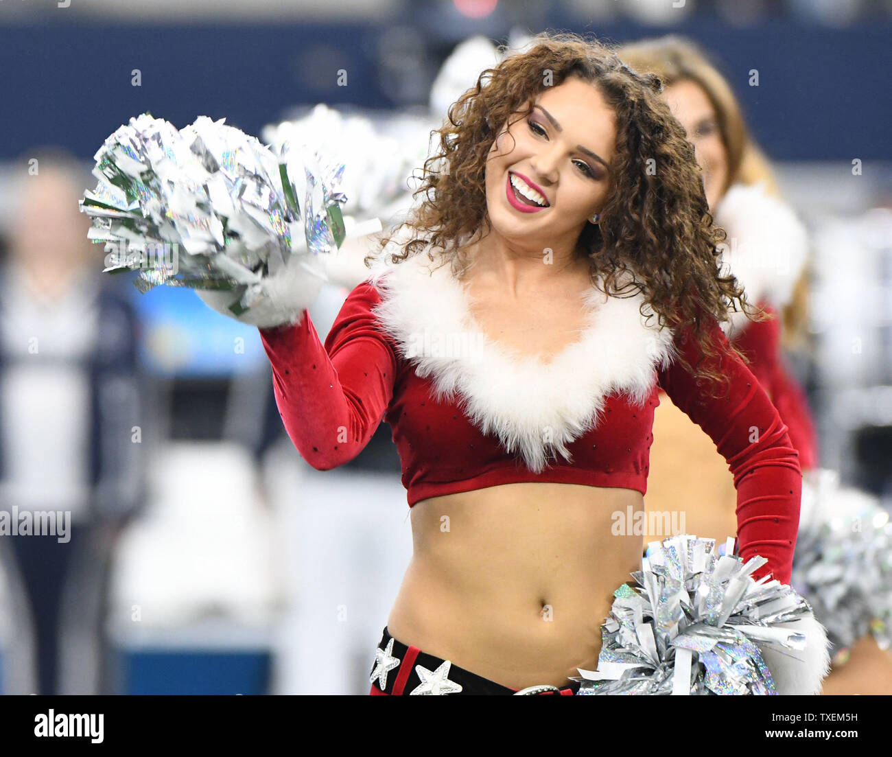 Il Dallas Cowboys Cheerleaders eseguire la loro annuale di routine di Natale durante il Tampa Bay Buccaneers game AT&T Stadium di Arlington, Texas, il 23 dicembre 2018. Foto di Ian Halperin/UPI Foto Stock