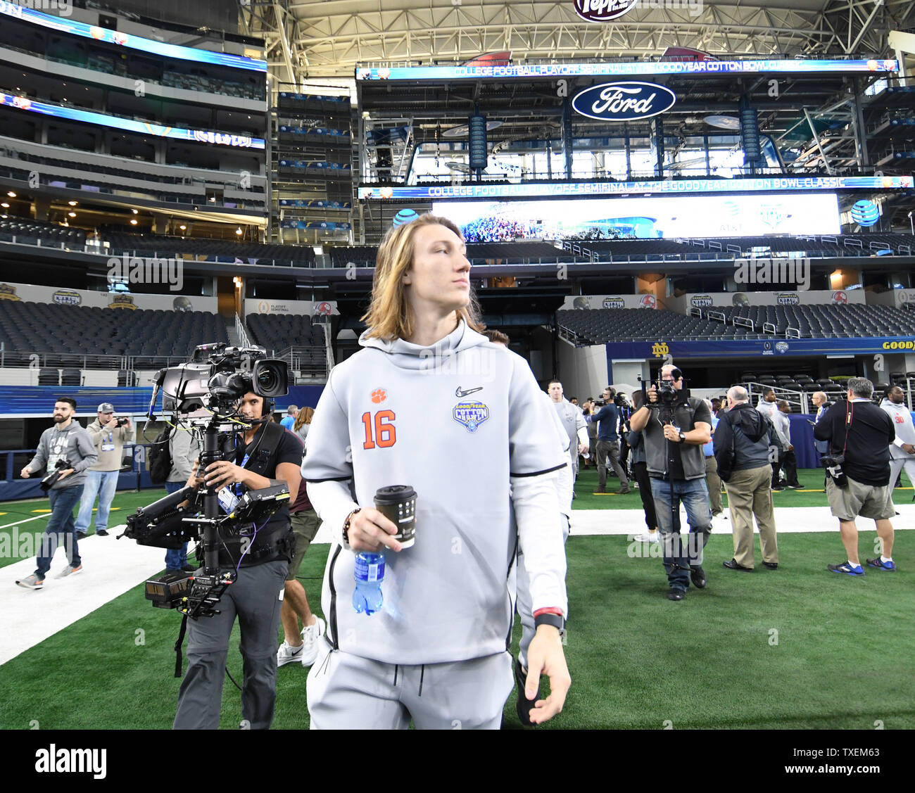 Clemson quarterback Trevor Lawrence entra AT&T Stadium per Media Day del 27 dicembre 2018, uno degli eventi che conduce fino al College Football Playoff semifinale al Goodyear Cotton Bowl Classic. La Clemson Tigers e Notre Dame Fighting Irish si face off sul dicembre 29, 2018. Foto di Ian Halperin/UPI Foto Stock