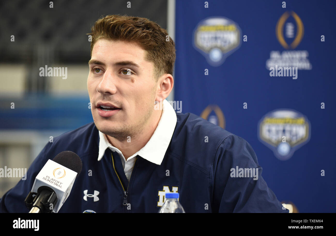 Notre Dame quarterback Ian libro risponde alle domande durante il Media Day AT&T Stadium il 27 dicembre 2018, uno degli eventi che conduce fino al College Football Playoff semifinale al Goodyear Cotton Bowl Classic. La Clemson Tigers e Notre Dame Fighting Irish si face off sul dicembre 29, 2018. Foto di Ian Halperin/UPI Foto Stock