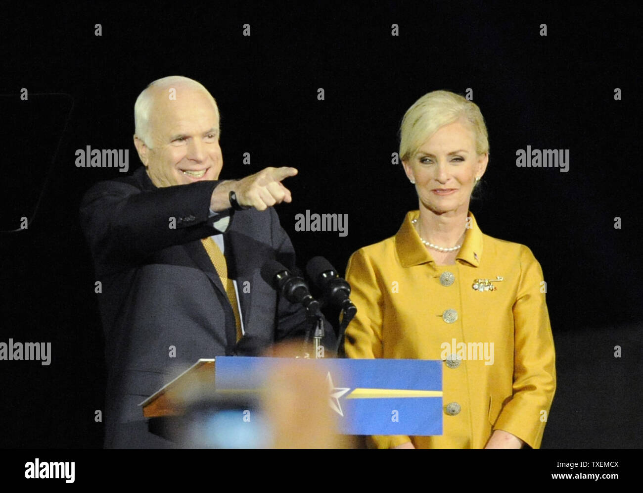 Candidato presidenziale repubblicano John McCain (R-AZ) offre la sua concessione discorso, insieme con sua moglie Cindy (R) presso l'Arizona Biltmore Hotel a Phoenix, in Arizona il 4 novembre 2008. Il Sen. Barack Obama (D-il) saranno gli Stati Uniti 44th e primo presidente afro-americano. (UPI foto/Alexis C. Glenn) Foto Stock