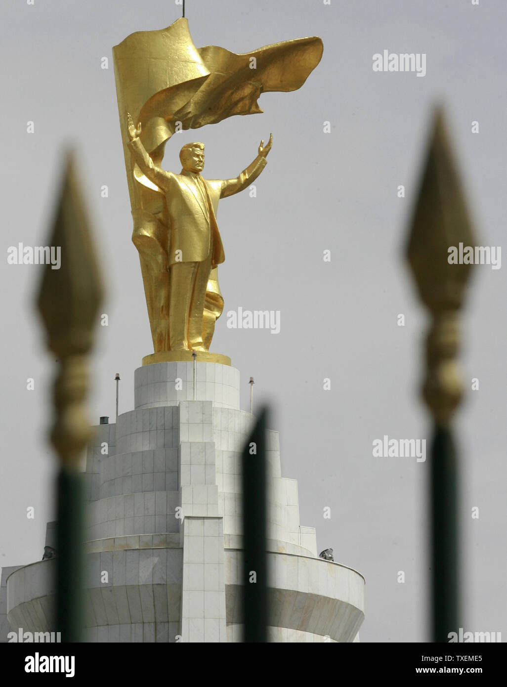 Un monumento realizzato dall'oro dell ex Presidente turkmeno Saparmurat Niyazov è in cima al nuovo Presidente turkmeno Gurbanguli Berdymukhamedov's Palace di Aşgabat, Turkmenistan il 11 maggio 2007. (UPI foto/Anatoli Zhdanov) Foto Stock