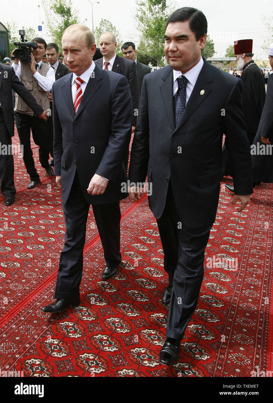 Il presidente russo Vladimir Putin (L) e il suo omologo turkmeno Gurbanguli Berdymukhamedov arrivare a porre la prima pietra di una nuova scuola russa di Aşgabat, Turkmenistan il 11 maggio 2007. La visita di Putin in in Asia centrale giunge in un momento in cui l'aumento della concorrenza per il Turkmenistan è vaste riserve di gas dopo la morte dello scorso anno del Presidente Saparmurat Niyazov chi ha firmato accordi per la costruzione di gasdotti di esportazione in Cina. (UPI foto/Anatoli Zhdanov) Foto Stock