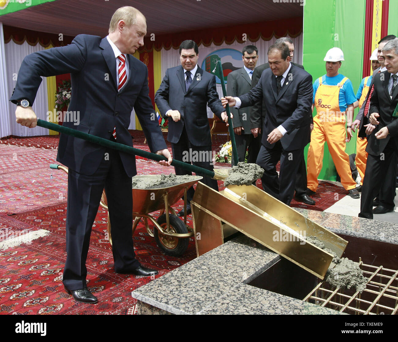 Il presidente russo Vladimir Putin (L) e il suo omologo turkmeno Gurbanguli Berdymukhamedov (2 L) simbolicamente posare una prima pietra angolare per una nuova scuola russa di Aşgabat, Turkmenistan il 11 maggio 2007. La visita di Putin in in Asia centrale giunge in un momento in cui l'aumento della concorrenza per il Turkmenistan è vaste riserve di gas dopo la morte dello scorso anno del Presidente Saparmurat Niyazov chi ha firmato accordi per la costruzione di gasdotti di esportazione in Cina. (UPI foto/Anatoli Zhdanov) Foto Stock