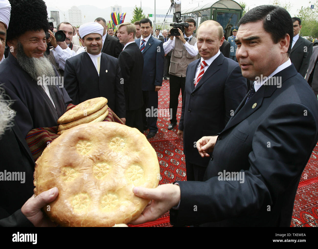 Il Presidente turkmeno Gurbanguli Berdymukhamedov (R) prende un symbolbolic pagnotta di pane per gli ospiti per salutare il Presidente russo Vladimir Putin (seconda R) ad Ashgabat, Turkmenistan il 11 maggio 2007. La visita di Putin in in Asia centrale giunge in un momento in cui l'aumento della concorrenza per il Turkmenistan è vaste riserve di gas dopo la morte dello scorso anno del Presidente Saparmurat Niyazov chi ha firmato accordi per la costruzione di gasdotti di esportazione in Cina. (UPI foto/Anatoli Zhdanov) Foto Stock
