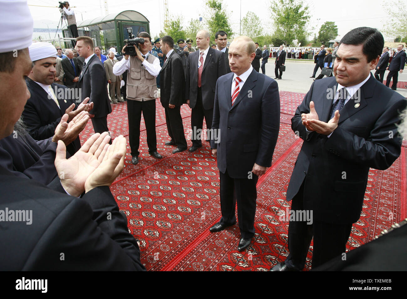 Il presidente russo Vladimir Putin (C) indica come il suo omologo turkmeno Gurbanguli Berdymukhamedov prega prima della posa della prima pietra di una nuova scuola russa di Aşgabat, Turkmenistan il 11 maggio 2007. La visita di Putin in in Asia centrale giunge in un momento in cui l'aumento della concorrenza per il Turkmenistan è vaste riserve di gas dopo la morte dello scorso anno del Presidente Saparmurat Niyazov chi ha firmato accordi per la costruzione di gasdotti di esportazione in Cina. (UPI foto/Anatoli Zhdanov) Foto Stock