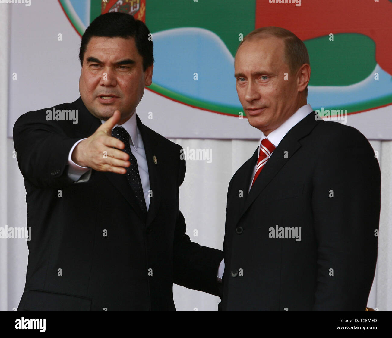 Il Presidente turkmeno Gurbanguli Berdymukhamedov (L) accoglie favorevolmente il presidente russo Vladimir Putin a Aşgabat, Turkmenistan il 11 maggio 2007. La visita di Putin in in Asia centrale giunge in un momento in cui l'aumento della concorrenza per il Turkmenistan è vaste riserve di gas dopo la morte dello scorso anno del Presidente Saparmurat Niyazov chi ha firmato accordi per la costruzione di gasdotti di esportazione in Cina. (UPI foto/Anatoli Zhdanov) Foto Stock