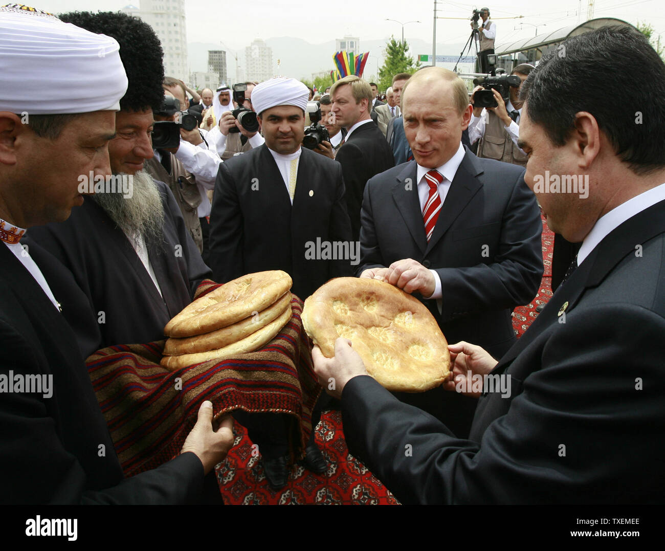 Il Presidente turkmeno Gurbanguli Berdymukhamedov (R) accoglie favorevolmente il presidente russo Vladimir Putin (seconda R) per una cerimonia di posa della prima pietra di una nuova scuola russa di Aşgabat, Turkmenistan il 11 maggio 2007. La visita di Putin in in Asia centrale giunge in un momento in cui l'aumento della concorrenza per il Turkmenistan è vaste riserve di gas dopo la morte dello scorso anno del Presidente Saparmurat Niyazov chi ha firmato accordi per la costruzione di gasdotti di esportazione in Cina. (UPI foto/Anatoli Zhdanov) Foto Stock