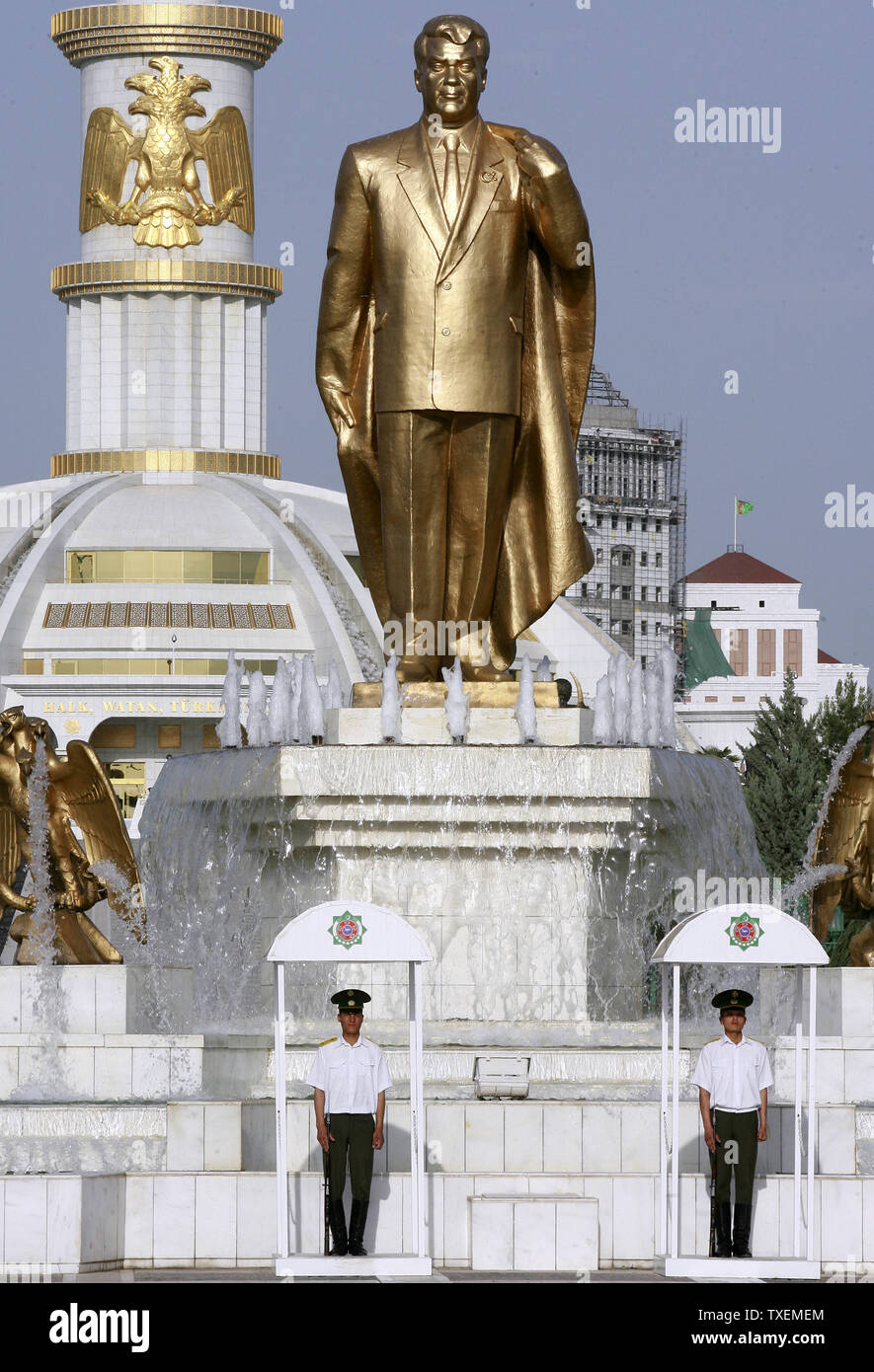 Onore guardie stand presso le principali placcato oro monumento dell ex Presidente turkmeno Saparmurat Niyazov in parte anteriore del Niyazov il museo sulla piazza centrale di Aşgabat, Turkmenistan il 11 maggio 2007. (UPI foto/Anatoli Zhdanov) Foto Stock