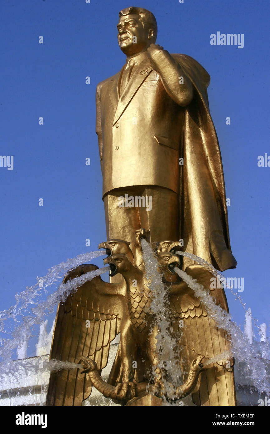 Il principale placcato oro monumento dell ex Presidente turkmeno Saparmurat Niyazov si siede di fronte al Niyazov il museo su una piazza centrale di Aşgabat, Turkmenistan il 11 maggio 2007. (UPI foto/Anatoli Zhdanov) Foto Stock