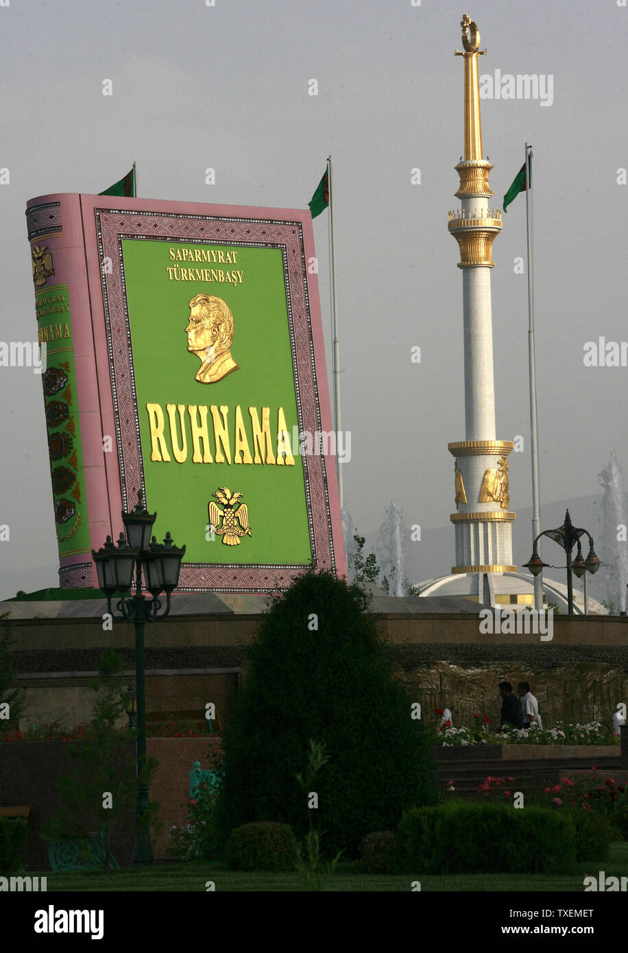 Un enorme placcato oro monumento a 'Runhama', un libro scritto da ex Presidente turkmeno Saparmurat Niyazov tops una piazza centrale di Aşgabat, Turkmenistan il 11 maggio 2007. Secondo la legge, la conoscenza del testo "fino alla capacità di recitare passaggi da esso esattamente' è necessario per passare tutti i livelli di istruzione degli esami, trattenere qualsiasi stato di occupazione e per beneficiare di una patente di guida. (UPI foto/Anatoli Zhdanov) Foto Stock
