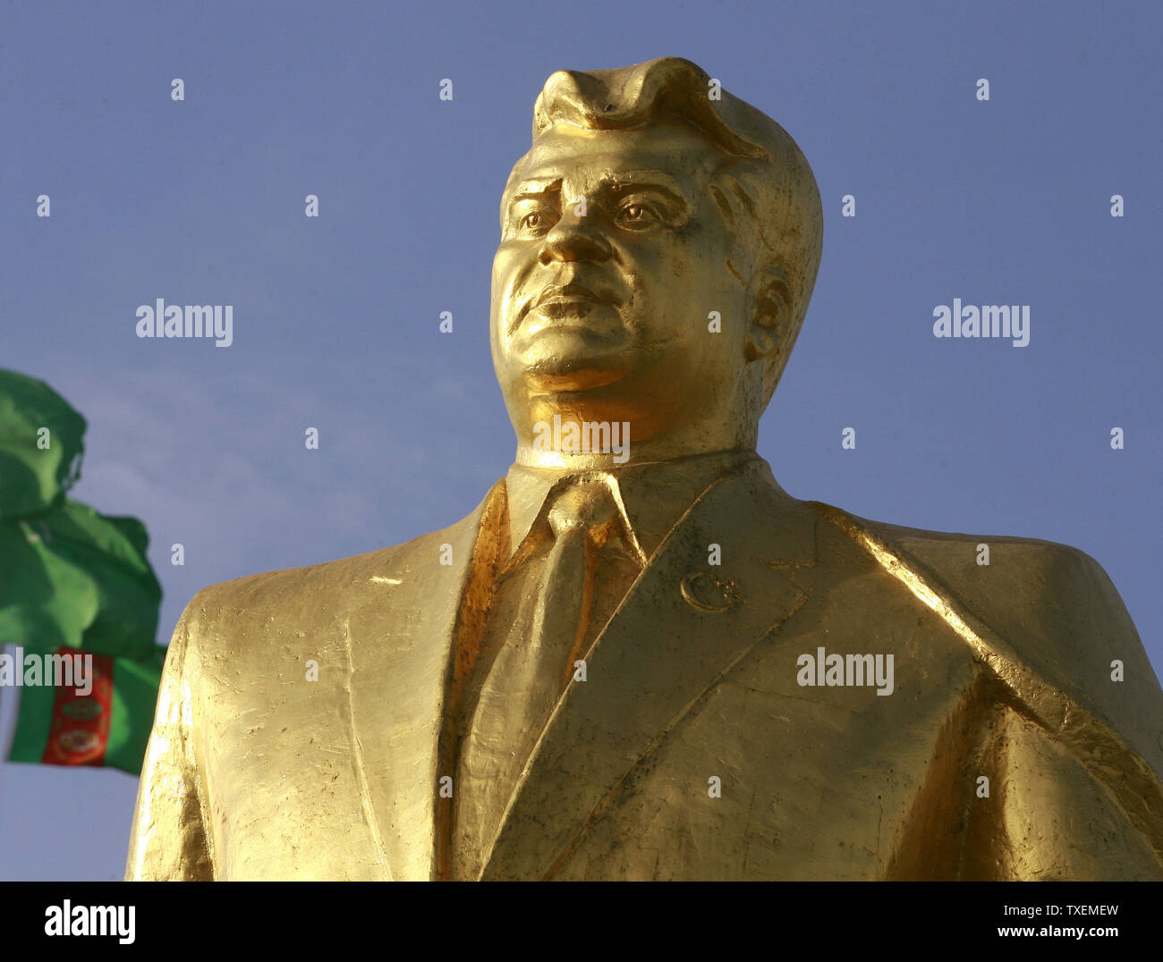 Il principale placcato oro monumento dell ex Presidente turkmeno Saparmurat Niyazov si erge di fronte al Niyazov il museo su una piazza centrale di Aşgabat, Turkmenistan il 11 maggio 2007. (UPI foto/Anatoli Zhdanov) Foto Stock