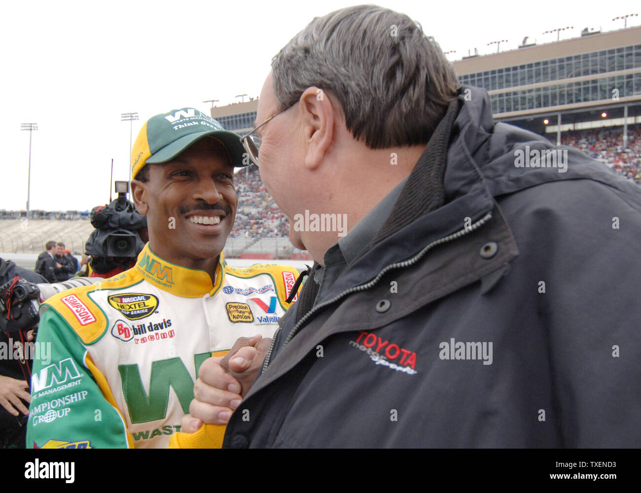 Bill Lester, il primo driver di nero per qualificarsi per un NASCAR gara di coppa in venti anni, si ottiene una buona fortuna agitare a mano da Bill Davis (destra) poco prima del previsto inizio della Golden Corral 500 Marzo 19, 2006, ad Atlanta Motor Speedway in Hampton, Ga. Tre ore più tardi, persistente pioggia postponment forzato della gara fino a lunedì, 20 marzo 2006 (UPI foto/John Dickerson) Foto Stock