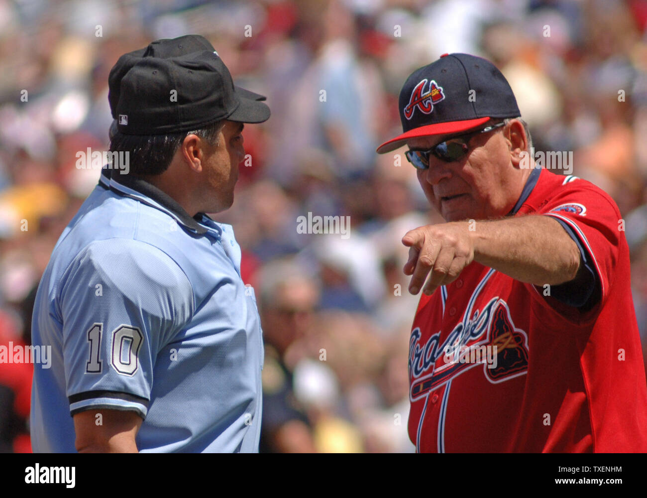 Atlanta Braves manager Bobby Cox sostiene un punto con piastra home arbitro Phil Cuzzi e prima base arbitro Jerry Crawford (nascosti da Cuzzi) nel quarto inning di gioco contro i San Diego Padres Aprile 16, 2006 in Atlanta Turner Field. La Padres sconfitto il Braves 4-3. (UPI foto/John Dickerson) Foto Stock