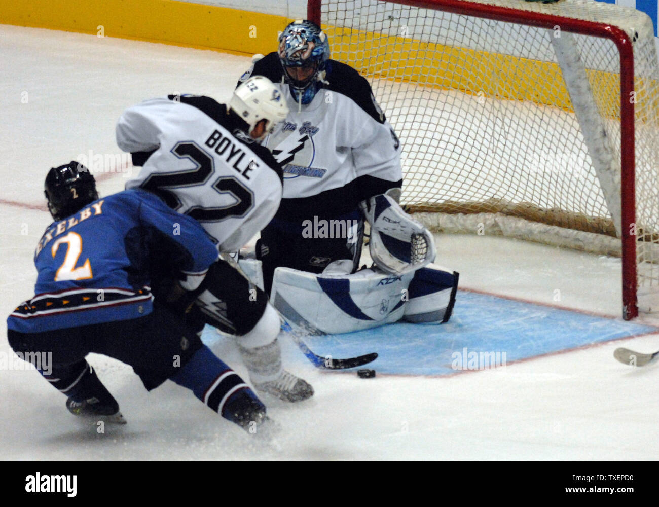 Tampa Bay Lightning defenceman Dan Boyle (22) lamine un tentativo di punteggio da Atlanta Thrashers Garnet Exelby (2) nella parte anteriore del Ligntning goalie Marc Denis nel primo periodo alla Philips Arena di Atlanta, 5 ottobre 2006. Il fulmine ha sconfitto il Thrashers 3-2 nella sparatoria. (UPI foto/John Dickerson) Foto Stock