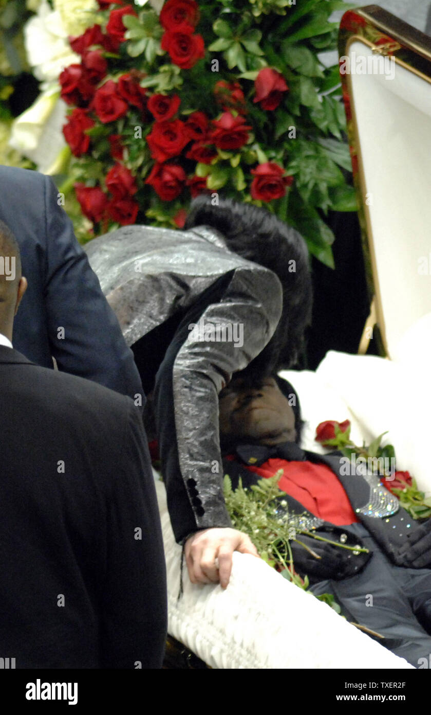 Michael Jackson si appoggia sopra e bacia il corpo del cantante James Brown marrone durante i funerali del servizio presso la James Brown Arena di Augusta, Georgia, Dicembre 30, 2006. Brown è morto di insufficienza cardiaca congestizia su dicembre 25, 2006. (UPI foto/John Dickerson) Foto Stock