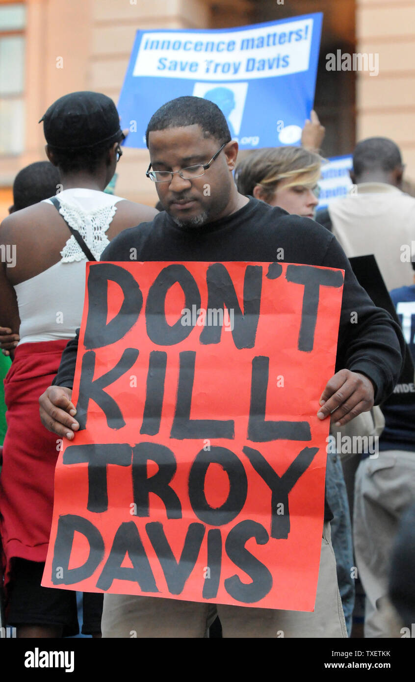 Chiamata di manifestanti per la Georgia di funzionari statali per fermare l'esecuzione pianificata di condannati killer Troy Davis presso il Campidoglio in Atlanta, Georgia, Martedì, 20 settembre 2011. Davis è il programma a morire Mercoledì, Settembre 21st, per il 1989 assassinio di una savana funzionario di polizia, sebbene alcuni testimoni hanno ritrattarono le loro dichiarazioni di prova. UPI/Erik S. minore Foto Stock