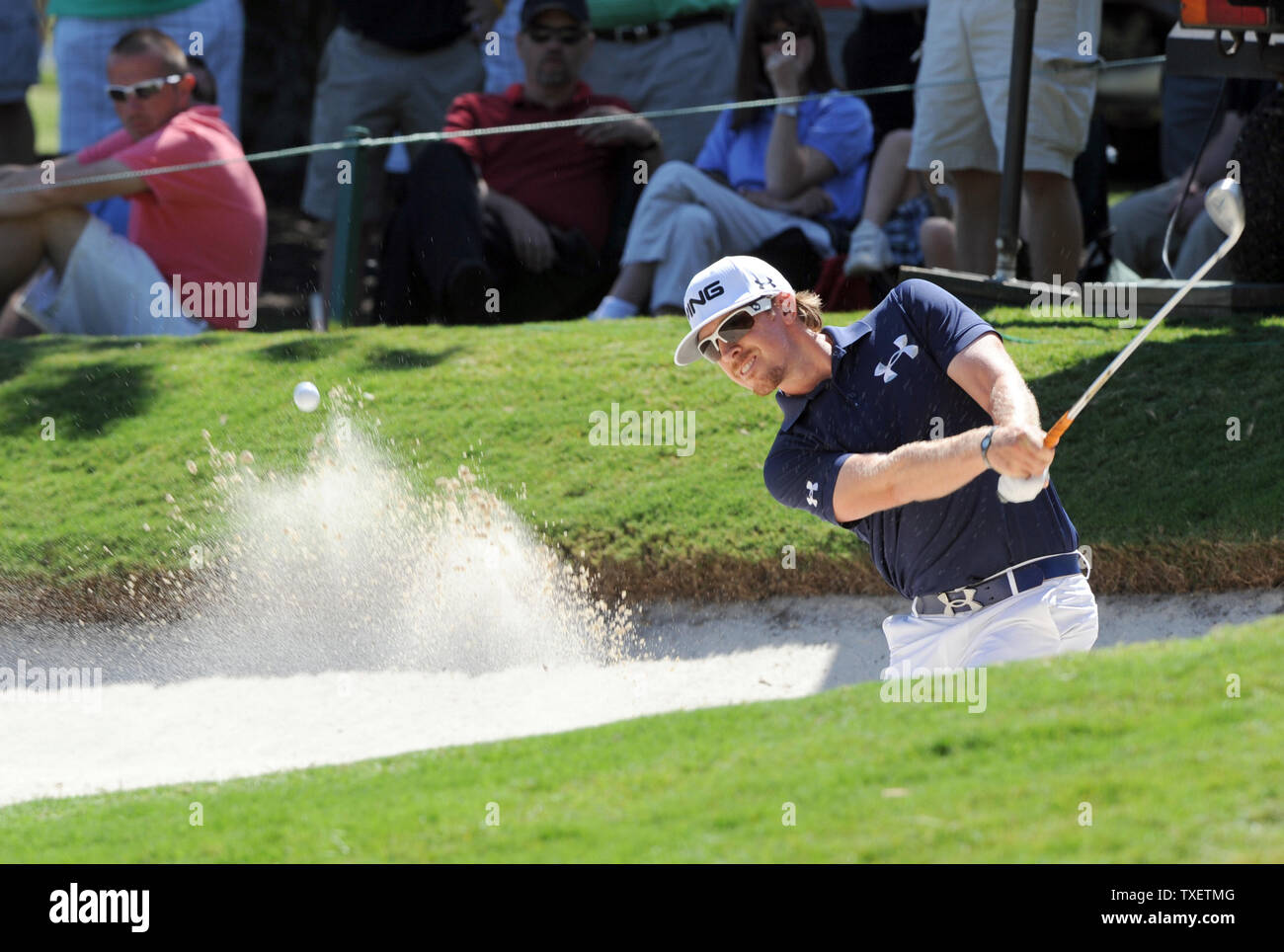 Hunter Mahan hits fuori da una trappola di sabbia sul 3° verde durante il terzo round del Campionato Tour torneo di golf al East Lake Golf Club in Atlanta, Georgia, il 24 settembre 2011. Il torneo è la finale della FedExCup playoff. UPI/Erik S. minore Foto Stock