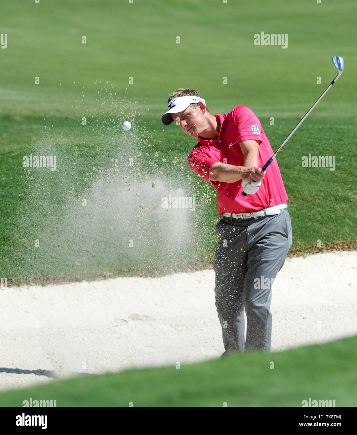 Luke Donald d'Inghilterra hits fuori da una trappola di sabbia sul 3° verde durante il terzo round del Campionato Tour torneo di golf al East Lake Golf Club in Atlanta, Georgia, il 24 settembre 2011. Il torneo è la finale della FedExCup playoff. UPI/Erik S. minore Foto Stock