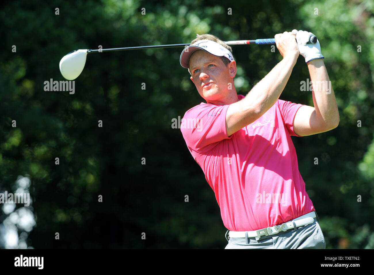 Luke Donald d'Inghilterra segue il suo tee-shot al quarto foro durante il terzo round del Campionato Tour torneo di golf al East Lake Golf Club in Atlanta, Georgia, il 24 settembre 2011. Il torneo è la finale della FedExCup playoff. UPI/Erik S. minore Foto Stock