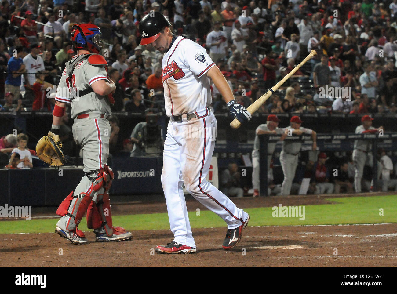 Atlanta Braves terzo baseman Chipper Jones passeggiate dalla piastra a casa dopo aver depennato il Philadelphia Phillies nel XIII inning di MLB baseball gioco al Turner Field di Atlanta, Georgia, il 28 settembre 2011. Il Phillies sconfitto il Braves 4-3, eliminando il Braves da i playoff. UPI foto/Erik S. minore Foto Stock