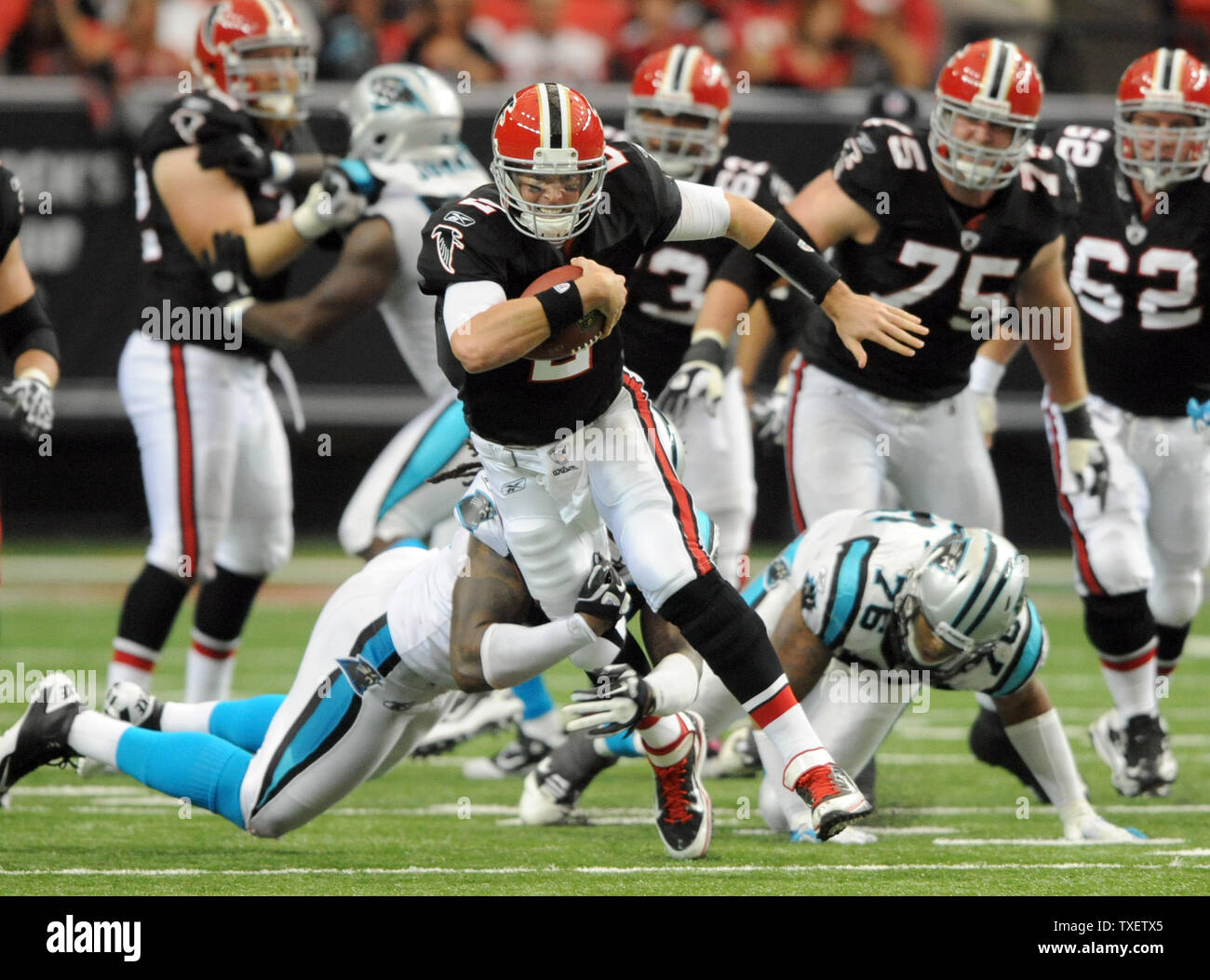 Atlanta Falcons quarterback Matt Ryan (#2) corre per yardage contro la Carolina Panthers nel terzo trimestre un NFL Football gioco presso il Georgia Dome di Atlanta, Georgia il 16 ottobre 2011. I falchi sconfitto le pantere 31-17. UPI foto/Erik S. minore Foto Stock