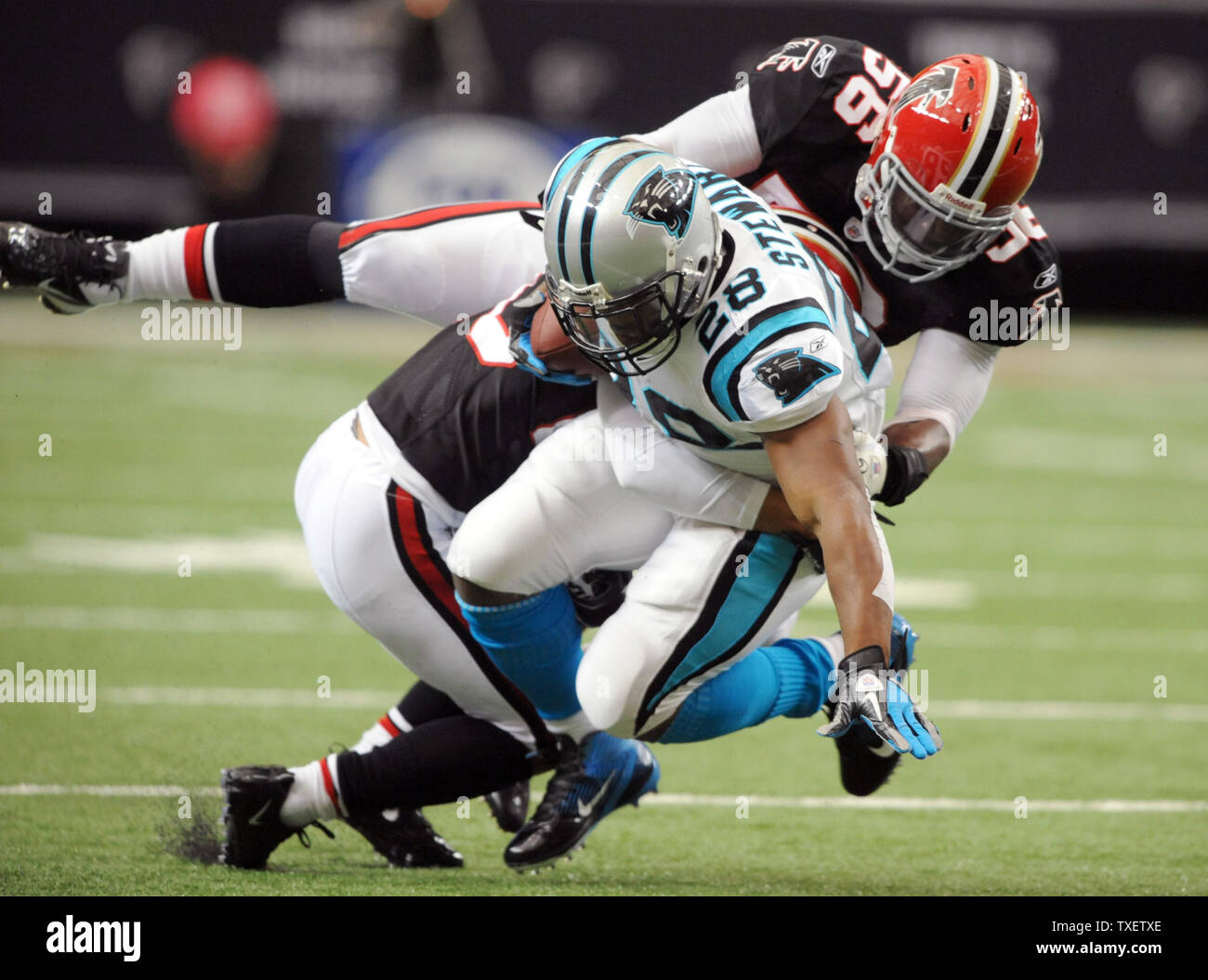 Carolina Panthers running back Jonathan Stewart (#28) viene affrontato da Atlanta Falcons linebacker Sean Weatherspoon (#56) nella prima metà di un NFL Football gioco presso il Georgia Dome di Atlanta, Georgia il 16 ottobre 2011. I falchi sconfitto le pantere 31-17. UPI foto/Erik S. minore Foto Stock