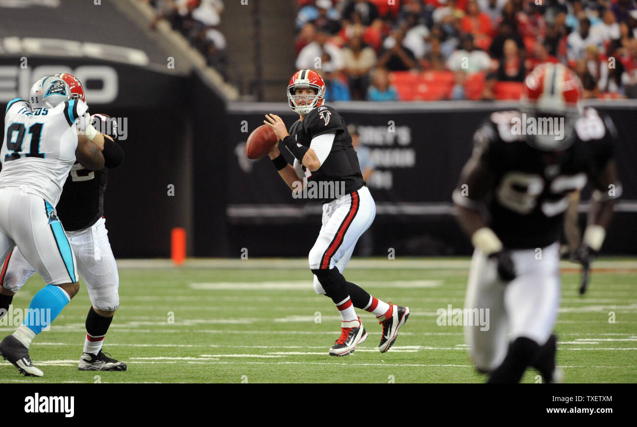 Atlanta Falcons quarterback Matt Ryan (#2) sembra per un ricevitore contro Carolina Panthers nella seconda metà di un NFL Football gioco presso il Georgia Dome di Atlanta, Georgia il 16 ottobre 2011. I falchi sconfitto le pantere 31-17. UPI foto/Erik S. minore Foto Stock