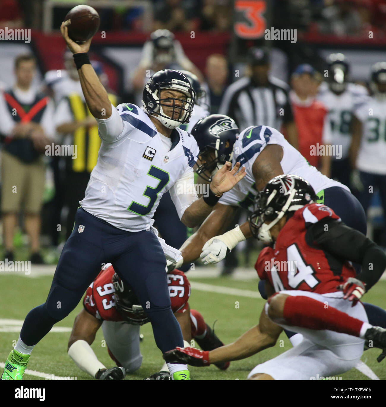 Seattle Seahawks quarterback Russell Wilson getta sotto pressione contro i falchi di Atlanta nel primo trimestre del loro playoff NFC gioco presso il Georgia Dome di Atlanta il 14 gennaio 2017. Foto di Phil Skinner/UPI Foto Stock